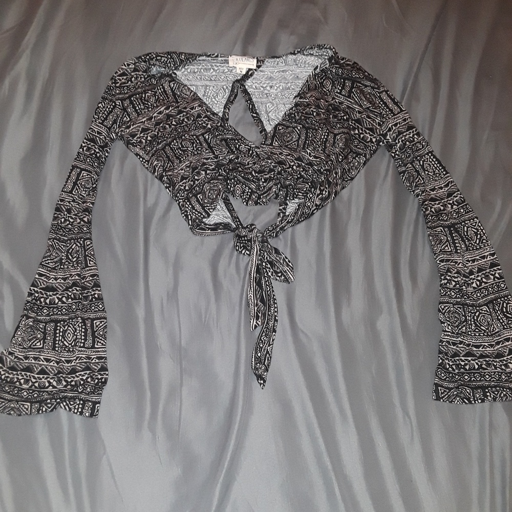 Cropped long sleeved shirt